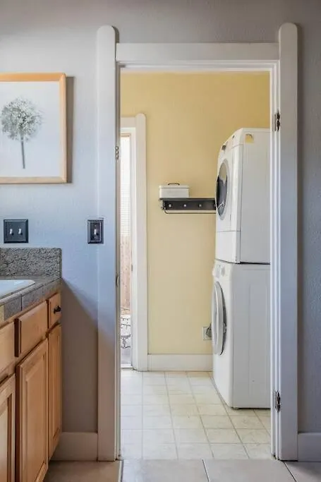 Сasa de vacaciones Unique Bungalow W/ Hot Spa In Dt Sacramento