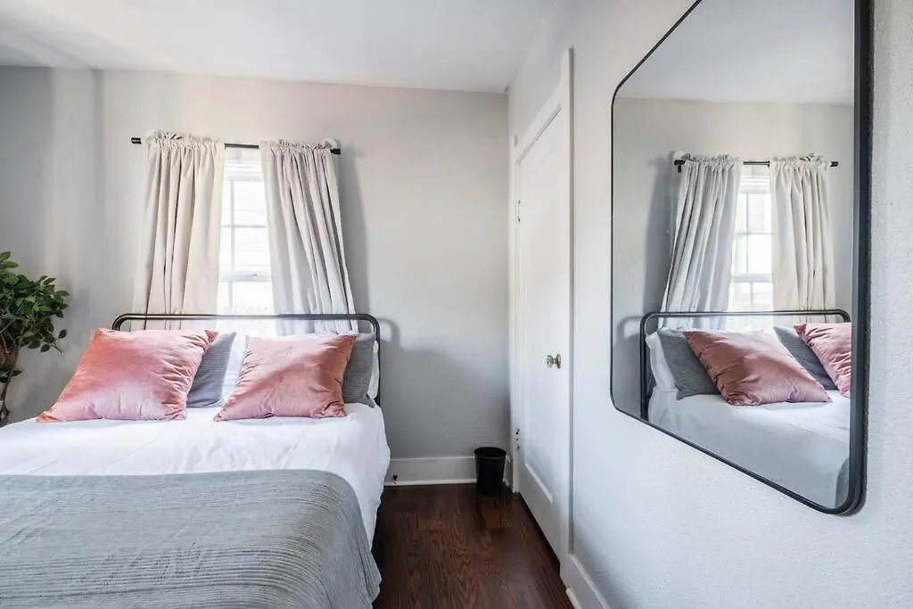 Сasa de vacaciones Unique Bungalow W/ Hot Spa In Dt Sacramento